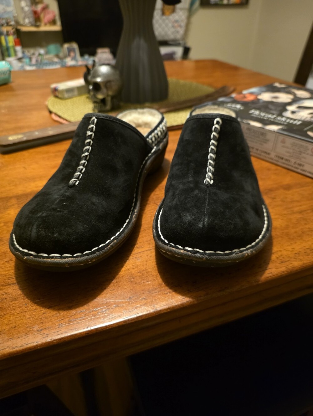 UGG Kohala 5177 Black Suede Shearling-Lined Clogs W/Zig-zag Stitching - Like New